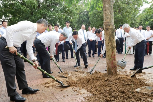 Tổng Bí thư Tô Lâm trồng cây lưu niệm tại trường THPT Kim Liên Tổng Bí thư Tô Lâm trồng cây lưu niệm tại trường THPT Kim Liên