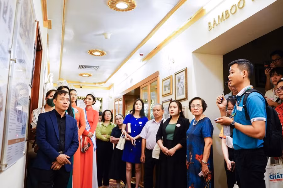 Du khách tìm hiểu về lịch sử khách sạn Continental Sài Gòn do hướng dẫn viên Lữ hành Vietluxtour thực hiện. Ảnh: THU BẢO