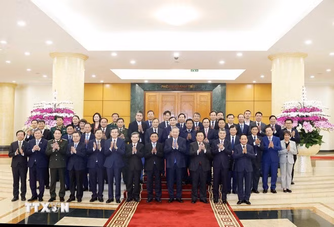 Tổng Bí thư Tô Lâm, các đại biểu và thành viên Hội đồng Lý luận Trung ương nhiệm kỳ 2026-2031. (Ảnh: Thống Nhất/TTXVN)