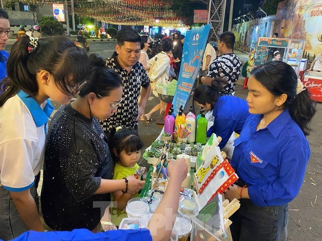 Các hoạt động hấp dẫn được các tình nguyện viên tổ chức như: Tô vẽ chậu cây; đổ màu Bearbrick; quyên góp đồ cũ (quần áo, sách vở, đồ chơi,…) Các hoạt động hấp dẫn được các tình nguyện viên tổ chức như: Tô vẽ chậu cây; đổ màu Bearbrick; quyên góp đồ cũ (quần áo, sách vở, đồ chơi,…)