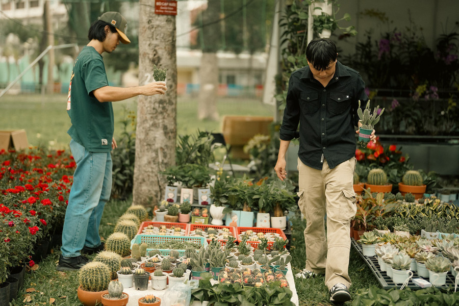 Lễ hội cũng mang đến nhiều sản phẩm phục vụ cho việc trồng hoa cũng như nhiệt tình tư vấn chuyên môn cho người trồng. Lễ hội cũng mang đến nhiều sản phẩm phục vụ cho việc trồng hoa cũng như nhiệt tình tư vấn chuyên môn cho người trồng.