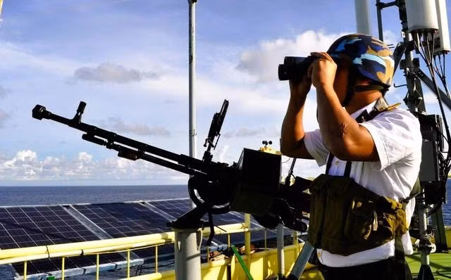 Súng 12,7 mm trực chiến trên nhà giàn DK1