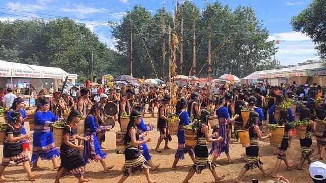 Cồng chiêng vào hội