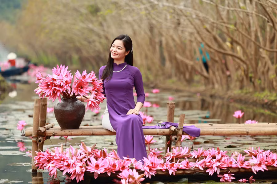 Sáng chớm đông, suối Yến bảng lảng hơi sương như chốn bồng lai tiên cảnh, nhiều cây cầu tre được nhà vườn dựng lên để du khách tạo dáng, cùng nhiều con đò đơn sơ lững lờ trong lòng suối để làm đạo cụ cho du khách khiến mọi người lưu luyến, đắm say.