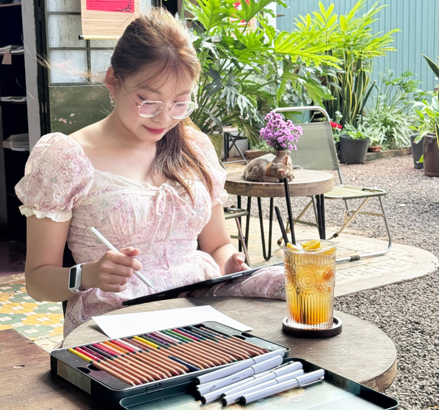 Chị Võ Lê Uyên Thuy (làng Ngol, phường Trà Bá, TP. Pleiku) tìm đến lớp vẽ như một “liều thuốc tinh thần” sau những ngày làm việc căng thẳng (ảnh nhân vật cung cấp). chi-vo-le-uyen-thuy-tim-den-lop-ve-nhu-mot-lieu-thuoc-tinh-than-sau-nhung-ngay-lam-viec-cang-thang-anh-nvcc.jpg