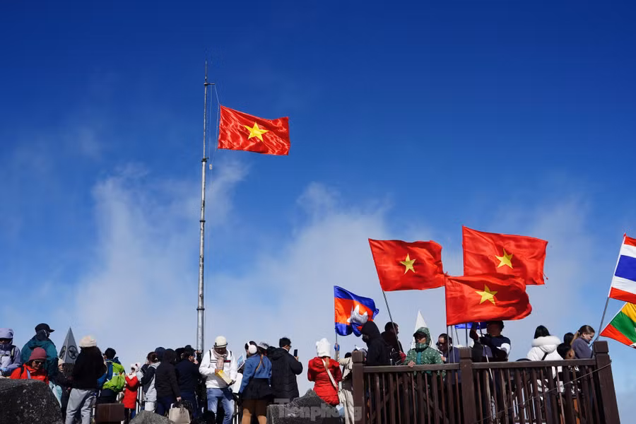 Quốc kỳ Việt Nam bay phấp phới trên đỉnh Fansipan.