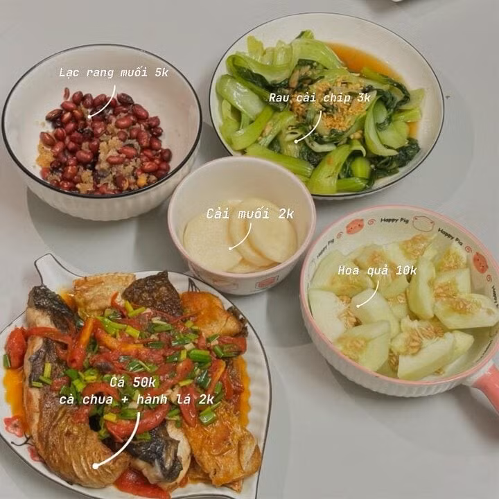 Mâm cơm gồm các món lạc rang, cá sốt cà chua, cà muối, cải chip xào tỏi, dưa lê.