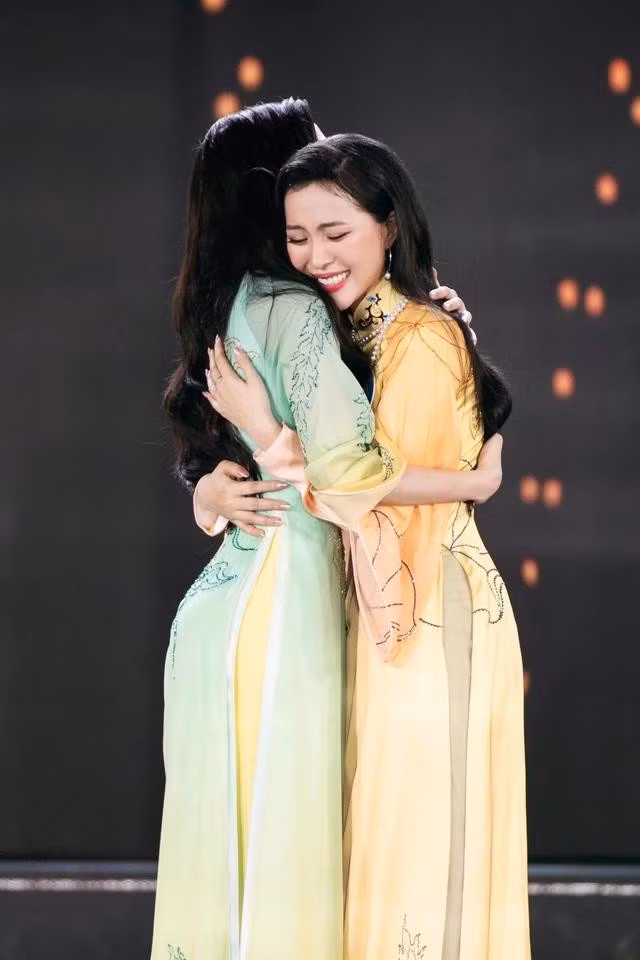 Người đẹp sinh năm 2003 vỡ òa trong khoảnh khắc được gọi tên giành chiến thắng