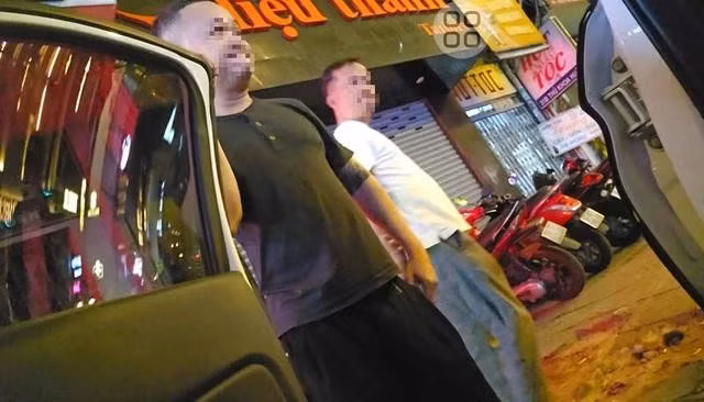 Ô tô vừa đậu vào vị trí kẻ vạch, có thu phí do TNXP đảm trách trên đường Thủ Khoa Huân (Q.1), lập tức nhóm đàn ông lạ tới gõ cửa, thu 50.000 đồng