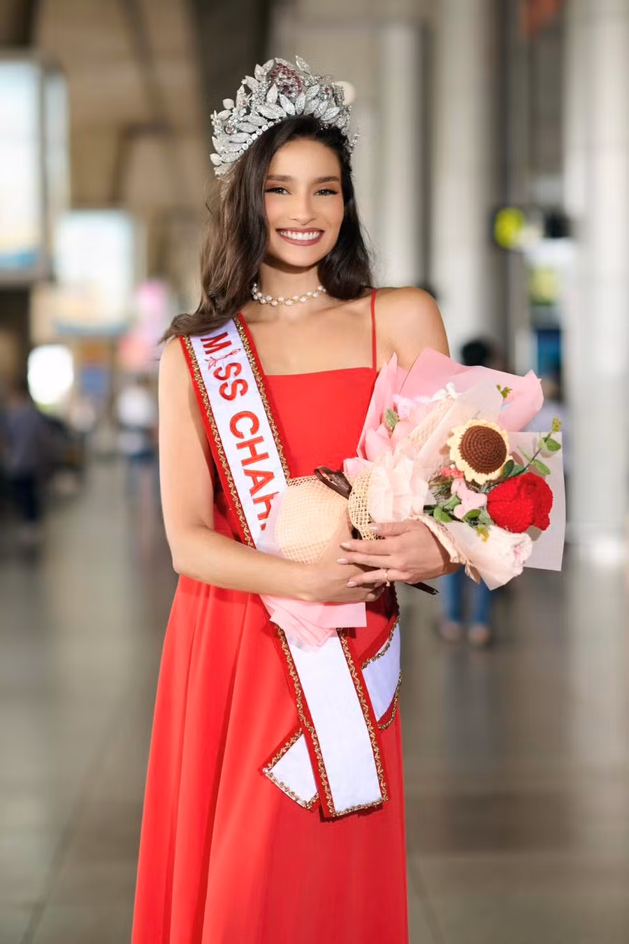 Luma Russo - Miss Charm 2023, cũng trở lại TP.HCM cách đây ít ngày. Nàng hậu người Brazil hào hứng khi sắp được đồng hành cùng 37 ứng viên tranh tài ở mùa mới và chuẩn bị trao vương miện cho "người kế nhiệm" sau hơn 1 năm đảm nhận sứ mệnh của một nữ hoàng sắc đẹp