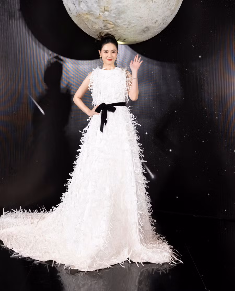 Midu chọn váy dài chạm đất khi hội tụ dàn nghệ sĩ Việt. Cô nổi bật tại thảm đen với thiết kế đính kết lông vũ 3D cầu kỳ.