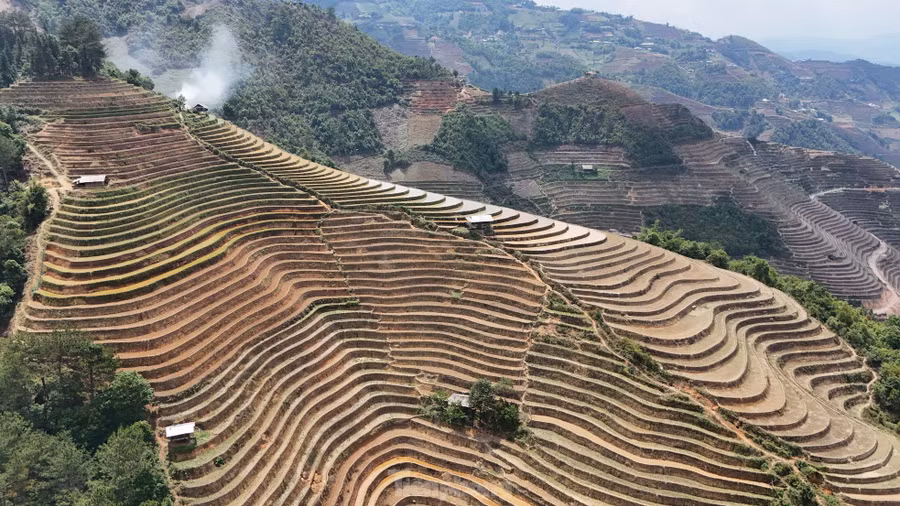 Anh Hờ A Dê - hướng dẫn viên du lịch tại Mù Cang Chải cho biết, từ thời điểm này đến hết mùa nước đổ, ruộng bậc thang thay đổi diện mạo từng ngày. Nước đổ về, phủ đầy từng bậc ruộng, lấp lánh dưới nắng như dát bạc. Khi bà con bắt đầu cấy, ruộng chuyển dần sang màu xanh mát của lúa non. Du khách đến đây không chỉ được chiêm ngưỡng khung cảnh thiên nhiên hùng vĩ, mà còn có cơ hội cùng người dân trải nghiệm cấy lúa, tham gia sinh hoạt văn nghệ, đốt lửa trại giữa bản làng.