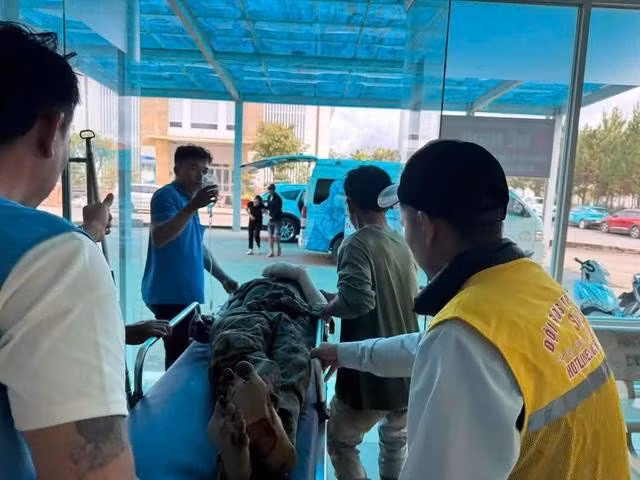 Nạn nhân được đưa đi cấp cứu