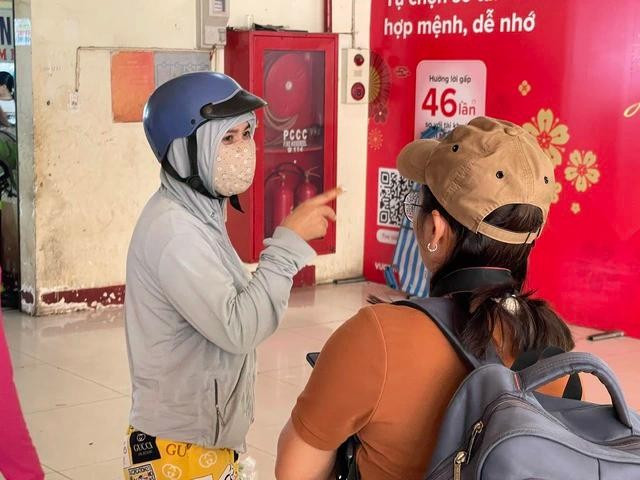 Người dân đến chợ mua hàng nhưng không ai bán Người dân đến chợ mua hàng nhưng không ai bán