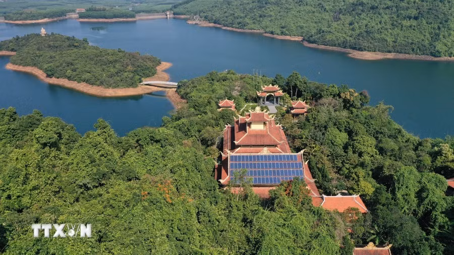 Toàn cảnh Thiền viện Trúc Lâm Bạch Mã nhìn từ phía sau thiền viện. (Ảnh: Hồ Cầu/TTXVN)