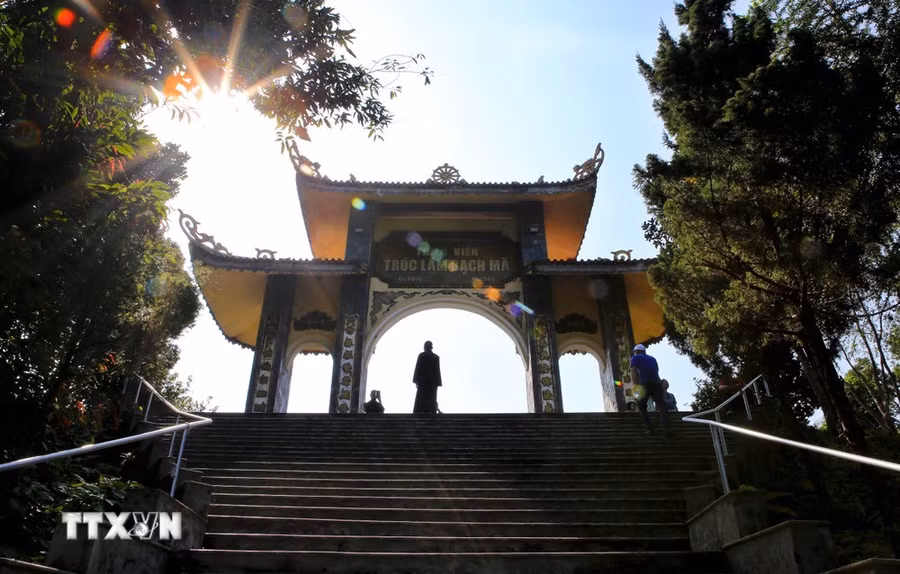 Cổng tam quan của thiền viện Trúc Lâm Bạch Mã. (Ảnh: Hồ Cầu/TTXVN)