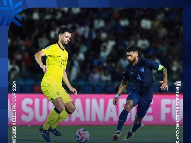 Đội tuyển Malaysia (áo vàng) thể hiện kinh nghiệm dày dặn ở AFF Cup, dẫn trước Campuchia sau hiệp 1