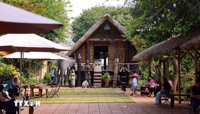 Khuôn viên nhà sàn của già Ama H’Rin (một buôn trưởng, già làng quá cố) - người được ví như đã khai sinh ra buôn Akŏ Dhông, luôn được đông đảo du khách tới tham quan. (Ảnh: Thanh Tùng/TTXVN)