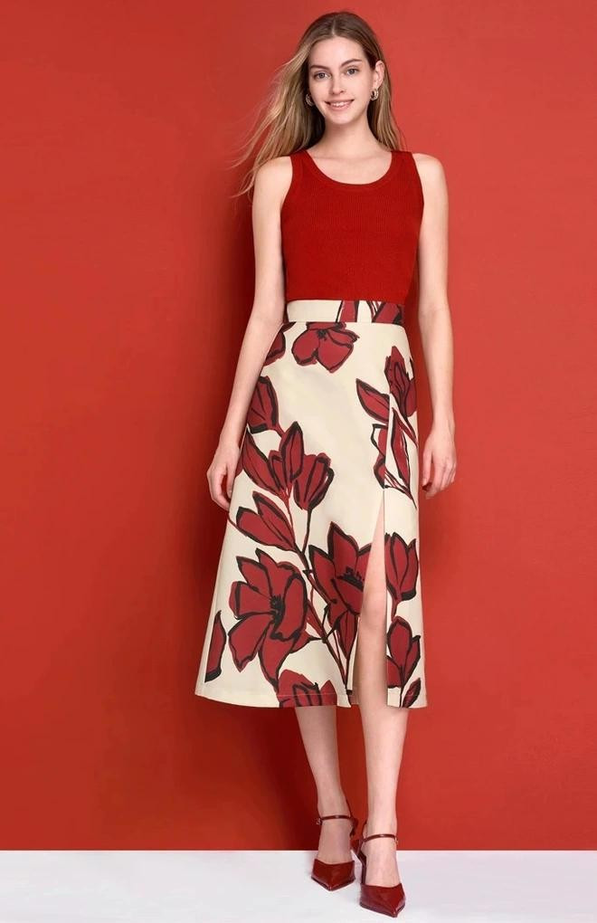 Họa tiết hoa 3D giúp mẫu váy liền dáng suông chữ A thêm phần thu hút, trong khi họa tiết hoa in bản lớn tạo nên vẻ thanh thoát cho bản phối màu đỏ bên phải