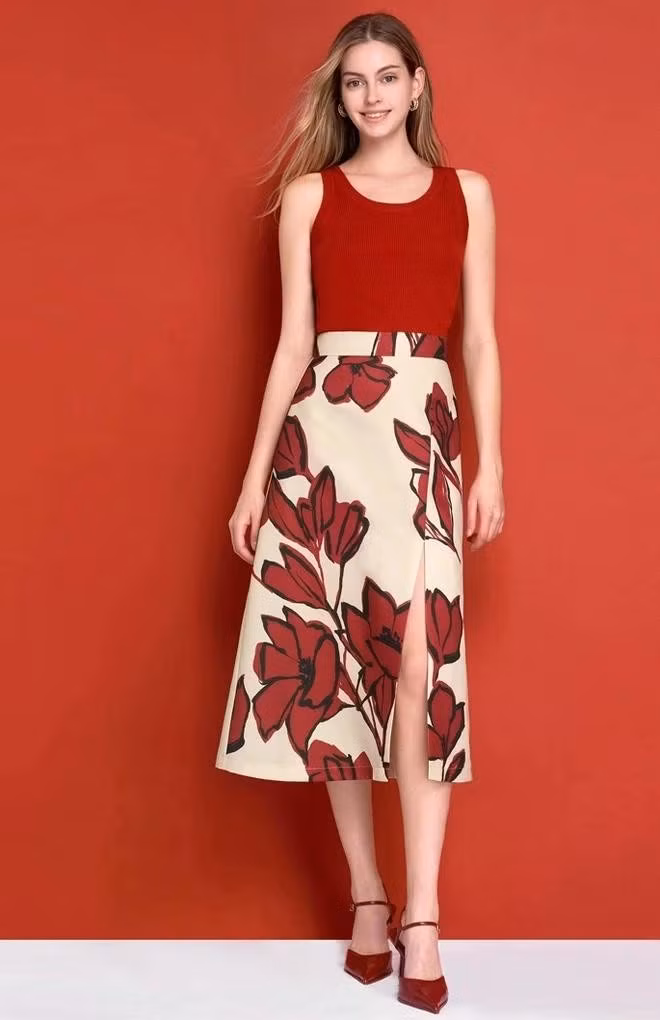 Họa tiết hoa 3D giúp mẫu váy liền dáng suông chữ A thêm phần thu hút, trong khi họa tiết hoa in bản lớn tạo nên vẻ thanh thoát cho bản phối màu đỏ bên phải