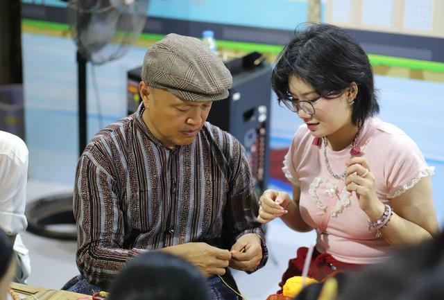 Bạn trẻ háo hức nghiện móc len, làm đồ thủ công tại gian hàng của Tổng cục Du lịch Thái Lan tại TP.HCM Bạn trẻ háo hức nghiện móc len, làm đồ thủ công tại gian hàng của Tổng cục Du lịch Thái Lan tại TP.HCM