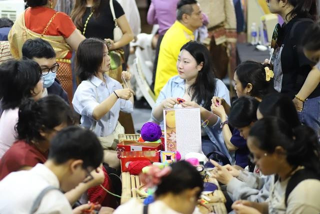 Sự kiện vẫn bùng nổ thu hút giới trẻ Sài Gòn với hàng loạt hoạt động văn hoá, ẩm thực hấp dẫn kéo dài đến hết ngày 25.5 tại Nhà văn hoá Thanh niên (Q.1, TP.HCM) Sự kiện vẫn bùng nổ thu hút giới trẻ Sài Gòn với hàng loạt hoạt động văn hoá, ẩm thực hấp dẫn kéo dài đến hết ngày 25.5 tại Nhà văn hoá Thanh niên (Q.1, TP.HCM)