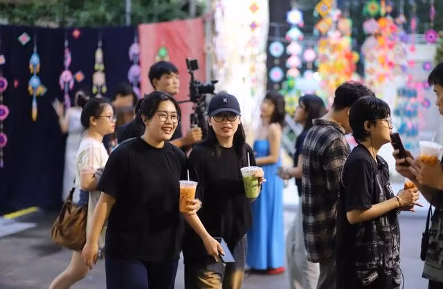 Ai cũng muốn thưởng thức một ly trà sữa Thái khi đến ngày hội