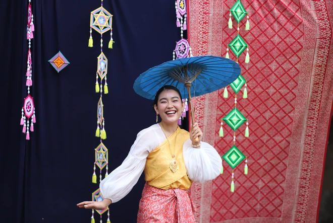 Bạch Liên (Q. Bình Thạnh, TP.HCM) được nhiều người nhầm tưởng là con gái Thái khi diện trang phục truyền thống của xứ sở chùa vàng Bạch Liên (Q. Bình Thạnh, TP.HCM) được nhiều người nhầm tưởng là con gái Thái khi diện trang phục truyền thống của xứ sở chùa vàng