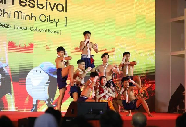 Phần trình diễn Muay Thái khiến khán giả phấn khích Phần trình diễn Muay Thái khiến khán giả phấn khích