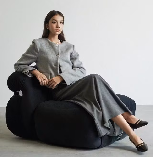 Váy dài hoặc chân váy dài kết hợp cùng áo jacket luôn là lựa chọn đúng đắn cho các bản phối đơn giản nhưng sang xịn miễn bàn