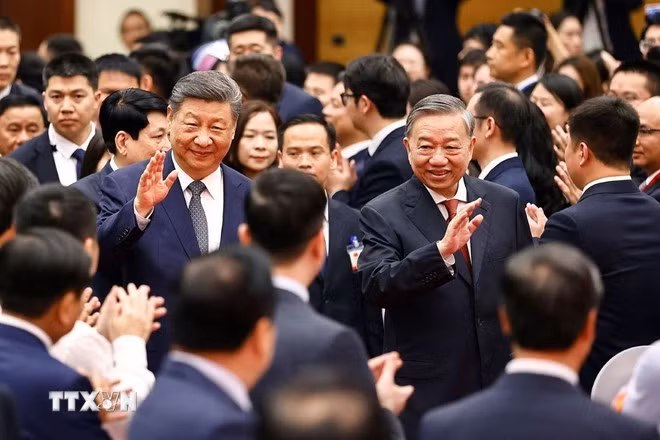 Tổng Bí thư Tô Lâm, Chủ tịch nước Lương Cường và Tổng Bí thư, Chủ tịch nước Tập Cận Bình dự Liên hoan giao lưu hữu nghị nhân dân Việt Nam-Trung Quốc. (Ảnh: Doãn Tấn/TTXVN)