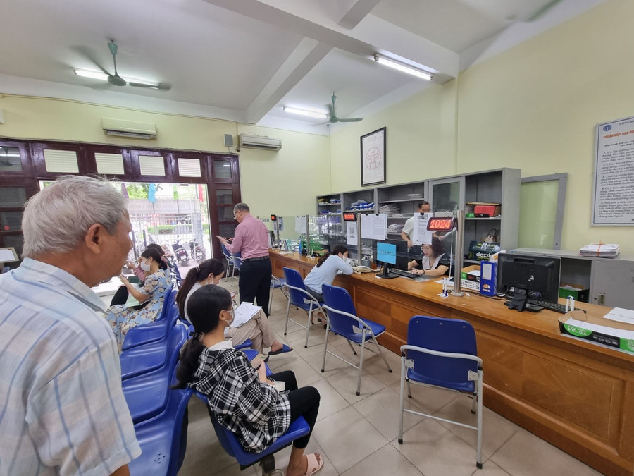 Người dân đến giao dịch tại bộ phận 'một cửa' của BHXH quận Cầu Giấy, Hà Nội. Ảnh minh họa: XC Người dân đến giao dịch tại bộ phận 'một cửa' của BHXH quận Cầu Giấy, Hà Nội. Ảnh minh họa: XC