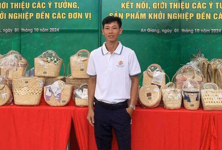 Anh Thuận với những sản phẩm thủ công mỹ nghệ làm từ lục bình