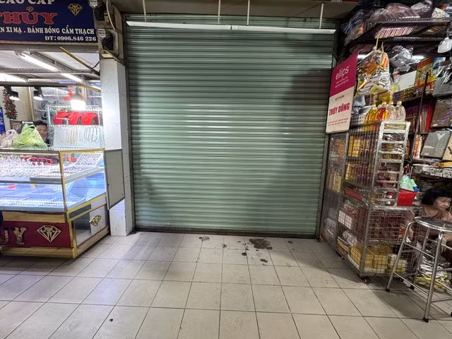 Sạp mỹ phẩm tạm ngưng kinh doanh tại chợ Nguyễn Tri Phương, quận 10, TP HCM