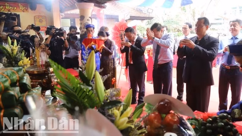 Lãnh đạo tỉnh và các sở, ngành dâng hương tưởng nhớ các Vua Hùng.