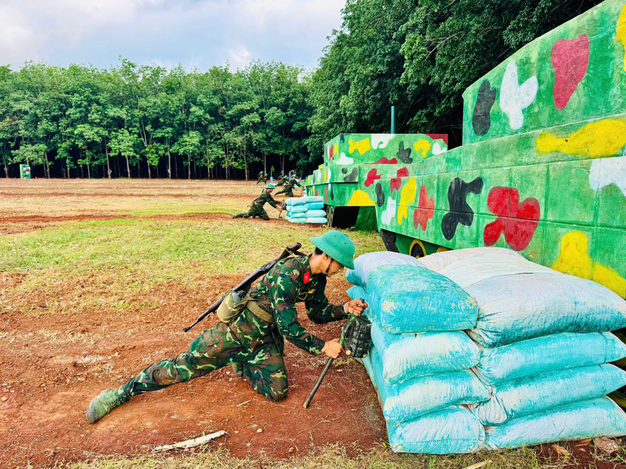 جنود من الكتيبة الخمسين للمشاة يتدربون على استخدام المتفجرات. الصورة: V.H chien-si-tieu-doan-bo-binh-50-thuc-hanh-danh-thuoc-no.jpg