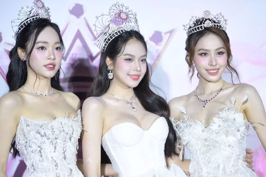 Đương kim Hoa hậu Việt Nam Huỳnh Thị Thanh Thủy (giữa) và Á hậu Trịnh Thùy Linh (trái), Á hậu Ngọc Hằng (phải) hội tụ trên thảm đỏ cùng vương miện mang tên Hùng ca chim Lạc - Báu vật ngàn đời. Top 3 Hoa hậu Việt Nam 2022 khoe nhan sắc ngày càng thăng hạng sau hai năm đăng quang.