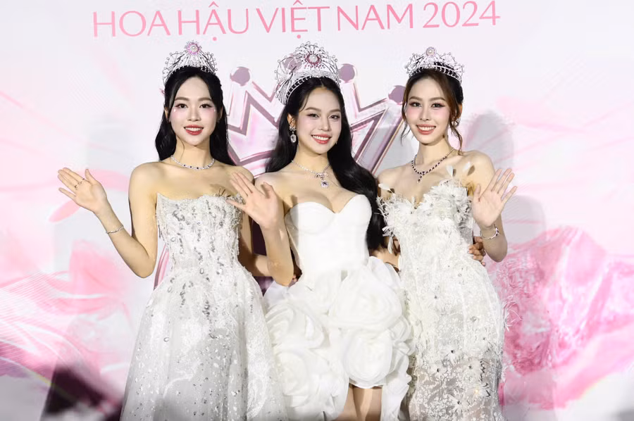 Chung khảo Hoa hậu Việt Nam 2024 diễn ra tối 20/4 tại Cung thể thao Quần Ngựa, Ba Đình, Hà Nội. Trước giờ diễn ra đêm thi quan trọng, thảm đỏ chứng kiến sự đổ bộ của dàn hoa hậu, á hậu và nghệ sĩ.