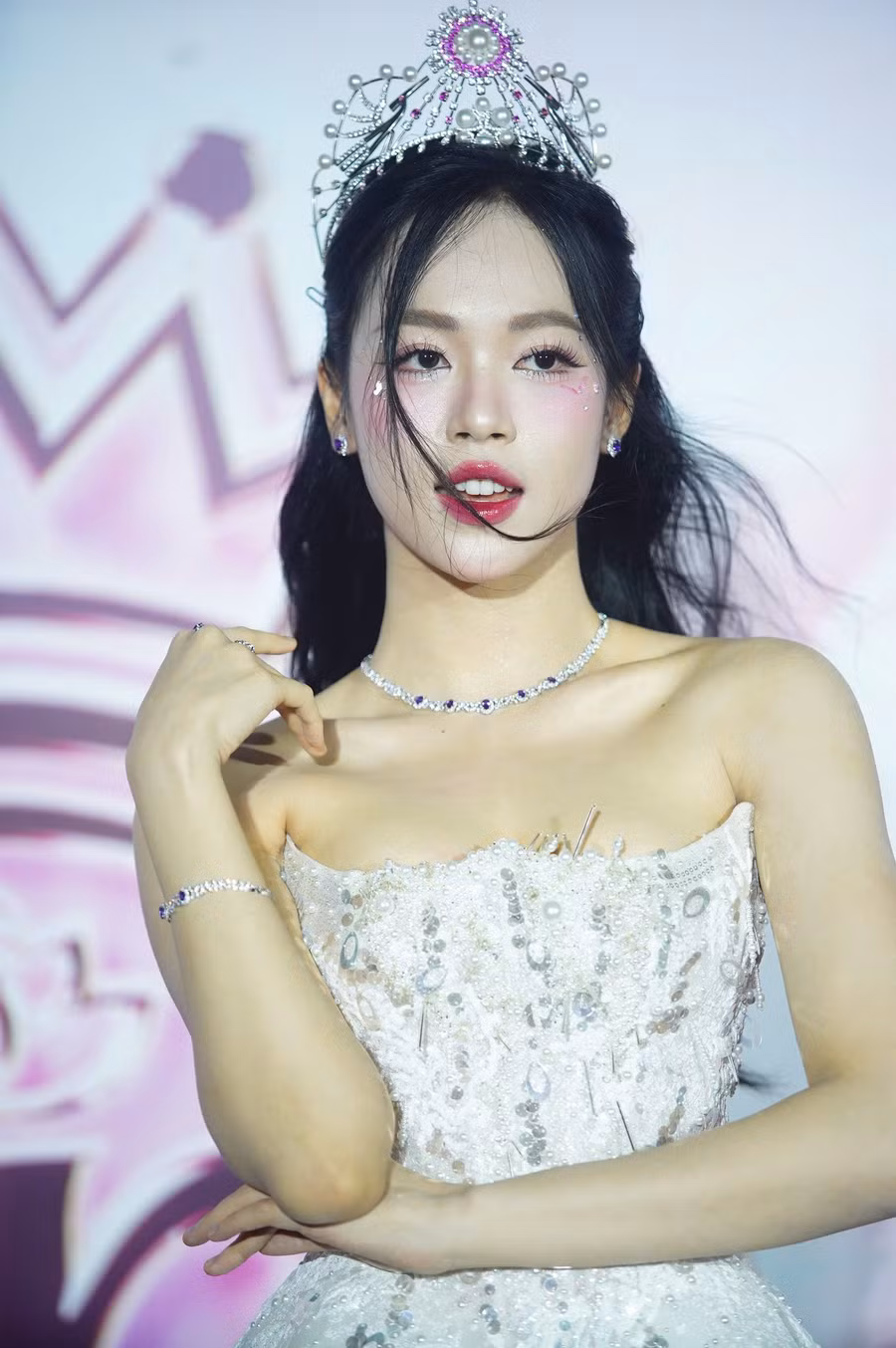 Trên mạng xã hội, khán giả nhận xét Trịnh Thùy Linh ngày càng thăng hạng nhan sắc sau ba năm đăng quang.