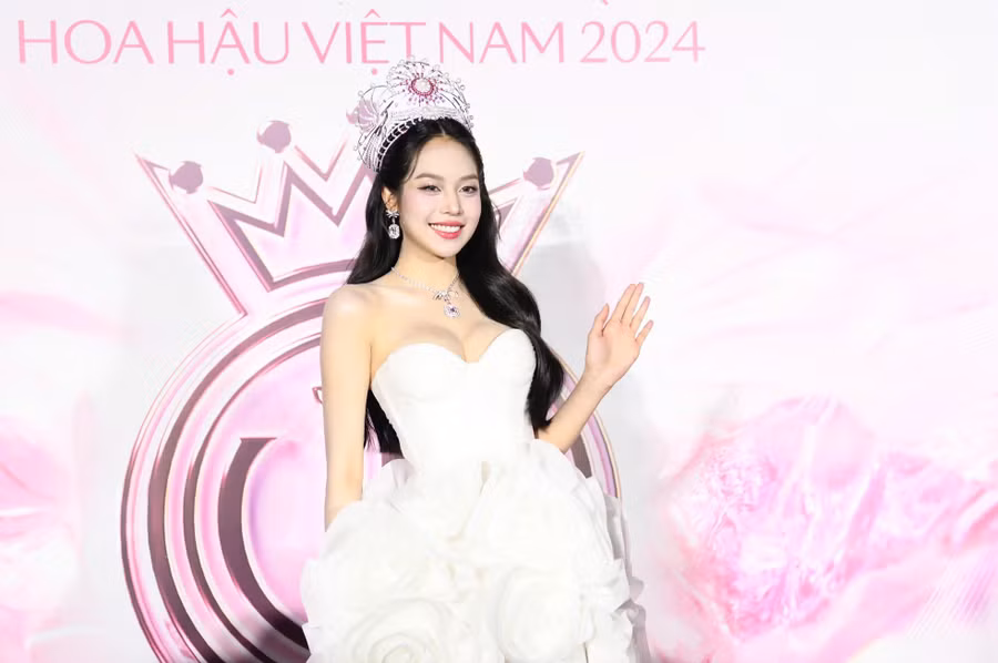 Hoa hậu Thanh Thủy diện váy họa tiết 3D, hơi hướm corset tôn lên vẻ gợi cảm và cổ điển. Cô phối phụ kiện ton-sur-ton với vương miện, tạo tổng thể hài hòa. Phong cách giúp đương kim Hoa hậu Việt Nam, Miss International 2024 tôn vai thon.