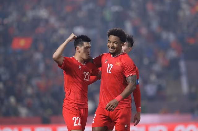 Thành công của Nguyễn Xuân Son (phải) mở lối cho việc nhập tịch cầu thủ tại Việt Nam. Ảnh: THẠO HOÀNG