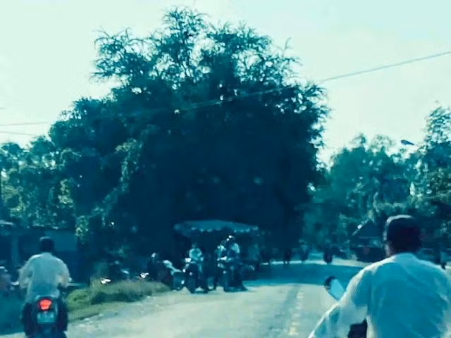 Mỗi ngày có hàng trăm lượt người qua lại biên giới khu vực cửa khẩu Mỹ Quý Tây (H.Đức Huệ, Long An)