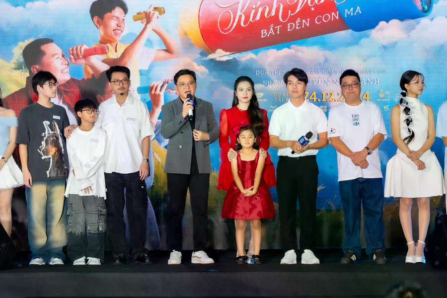 Đạo diễn Võ Thanh Hòa chia sẻ: “Kính vạn hoa không chỉ là bộ truyện chữ đầu tiên của tôi mà còn là tác phẩm gối đầu giường của bố mẹ. Khi nhận được thông tin về dự án, tôi và ê kíp quyết định tạo ra một luồng gió mới, không phải để vượt qua hay làm lại bản truyền hình. Thay vào đó, tâm huyết của chúng tôi dành cho phim điện ảnh Kính vạn hoa là biến phim thành “di sản” mà mọi thế hệ yêu mến”