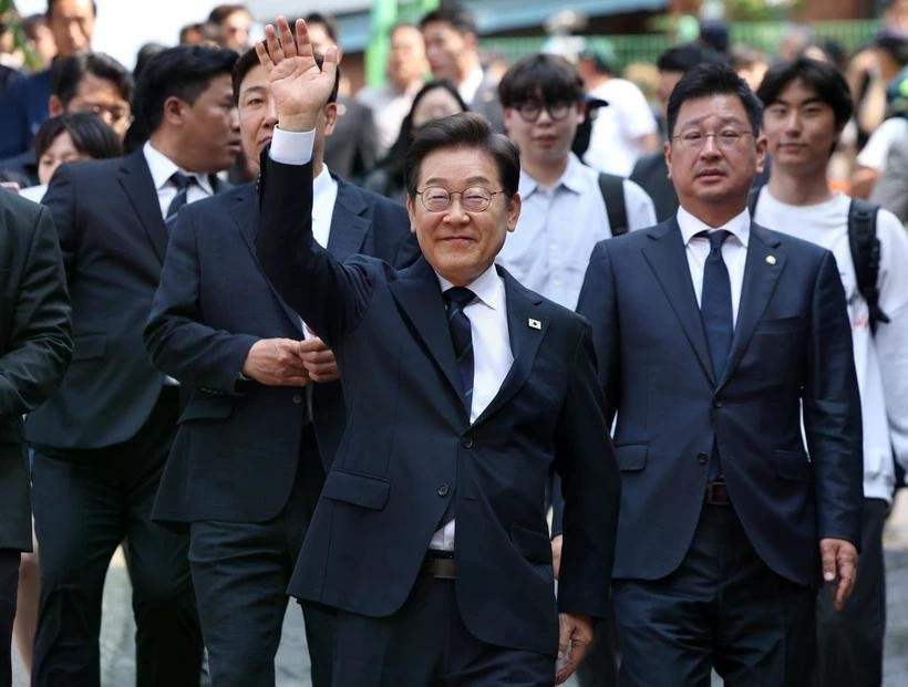 Ứng cử viên Tổng thống Hàn Quốc Lee Jae-myung của đảng Dân chủ sau khi bỏ phiếu sớm bầu Tổng thống tại điểm bầu cử ở Seoul ngày 29/5. (Ảnh: Yonhap/TTXVN) Ứng cử viên Tổng thống Hàn Quốc Lee Jae-myung của đảng Dân chủ sau khi bỏ phiếu sớm bầu Tổng thống tại điểm bầu cử ở Seoul ngày 29/5. (Ảnh: Yonhap/TTXVN)