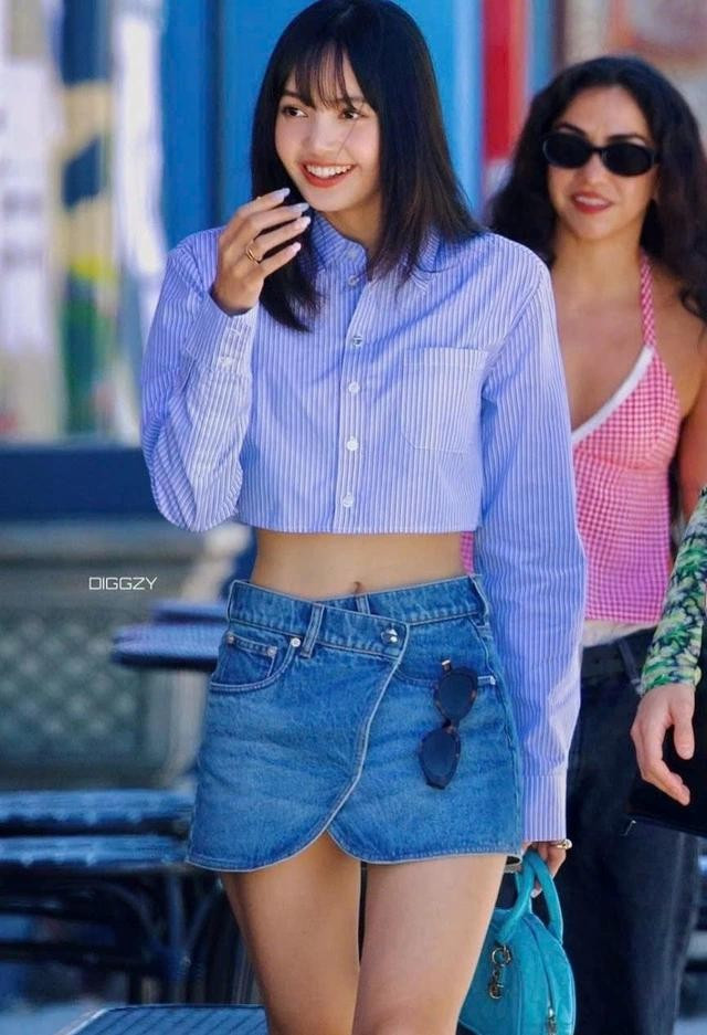 Set đồ của Lisa gợi nhớ Y2K với crop top, váy denim ngắn và kính râm cài cạp váy - cá tính, phóng khoáng nhưng vẫn đủ nhẹ nhàng cho những ai yêu thích Y2K mà không muốn quá nổi loạn Set đồ của Lisa gợi nhớ Y2K với crop top, váy denim ngắn và kính râm cài cạp váy - cá tính, phóng khoáng nhưng vẫn đủ nhẹ nhàng cho những ai yêu thích Y2K mà không muốn quá nổi loạn
