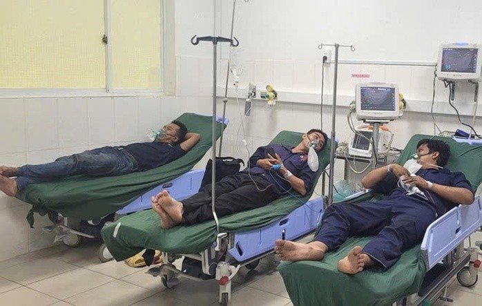 Ba công nhân đang điều trị tại bệnh viện Ba công nhân đang điều trị tại bệnh viện