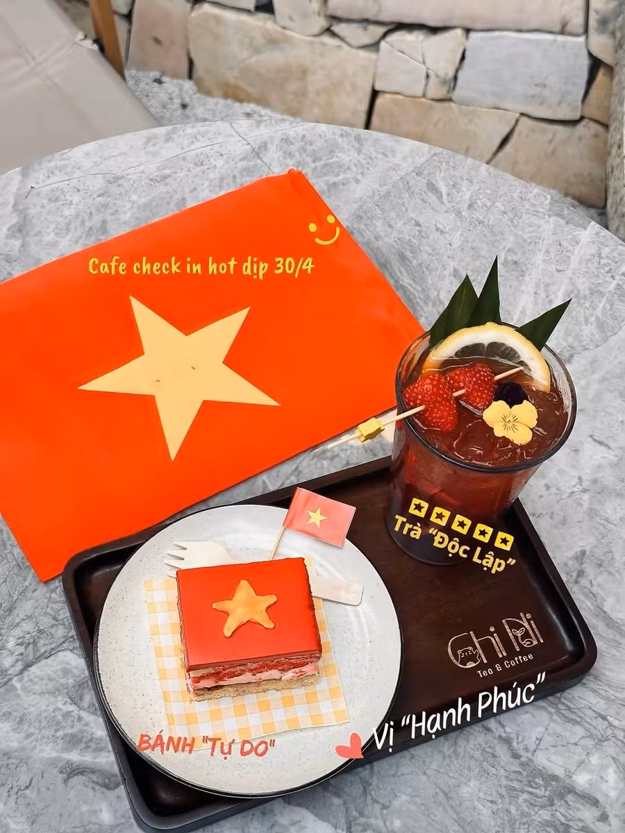 Từng chiếc bánh, ly trà còn được phủ lớp đường đỏ rực, điểm ngôi sao vàng. Ảnh: Around Vietnam