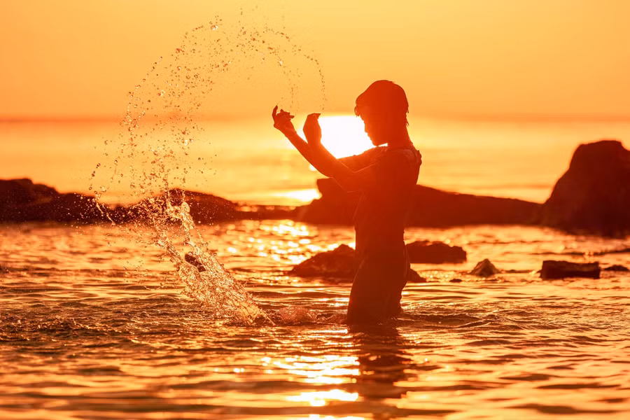 Tắm mát dưới ánh hoàng hôn