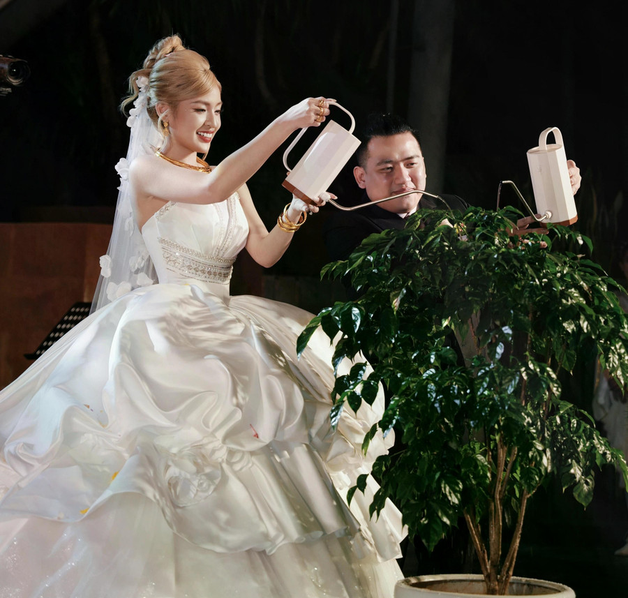 Cũng theo “hot girl trứng rán”, ở chồng có sự trưởng thành, trong khi bản thân cô lại khá trẻ con. “Anh ấy luôn khuyên tôi phải học hỏi nhiều điều, không được tự cao. Điều đó khiến tôi cảm thấy nể và bị thu hút bởi anh”, cô tâm sự. Trong khi đó, chồng CEO nói anh ấn tượng với nhan sắc và “độ lầy lội” từ Trần Thanh Tâm. “Hai đứa chúng tôi rất hợp nhau”, anh chia sẻ