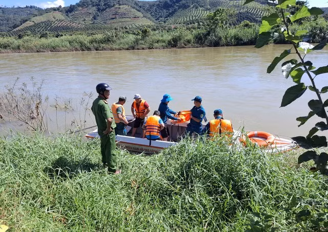 Lực lượng cứu nạn, cứu hộ tìm thấy thi thể anh Nguyễn Quốc V. trên sông Đa Huoai